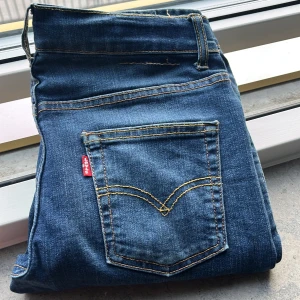 Levi's 512 Slim Taper jeans blå - Säljer ett par Levi's 512 Slim Taper jeans i klassisk blå denim. Modellen är slimmat och passar perfekt för en clean laidback stil. Passar för dig som är runt 170cm