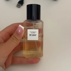 Victoria Secret parfym - Säljer denna vs parfymen i tease. Lite använd men finns fof mycket kvar. Orgialpris är 300kr