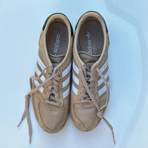  Adidas LA Trainer sneakers - Säljer mina beiga adidas LA trainer skor. Bara används 3 gånger, nästan nya! Storlek 42. Pris kan diskuteras.