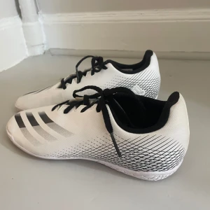 fotbollsskor utan dobbar /springskor  - Ett par fina vita och svarta fotbollsskor utan dobbar för att spela inomhus med/spring skor från adidas! De är i bra skick men man ser tecken på användning men inga större defekter🌸