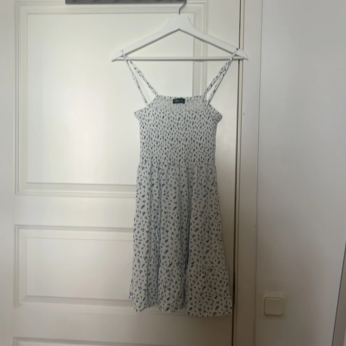 Vit blommig sommarklänning FB Sister