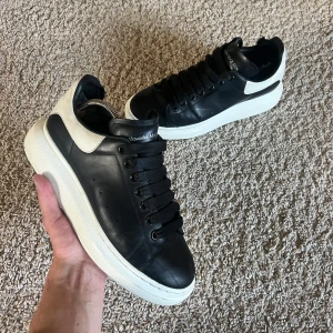 Alexander McQueen skor - Säljer nu mina Alexander McQueen skor då jag tröttnat på dem. Inköpta av mig själv för drygt 3 år sedan och är använda, i skick 7/10. Dem är lite slitna inne i skon, men inget som varken syns eller märks vid använding. Storlek 42 och box medkommer. Dessvärre inget kvitto då de är köpta så pass länge sedan, men äkthet garanteras självklart