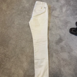 Vita chinos från Polo Ralph Lauren 30/34 - Schyssta vita chinos från Ralph lauren i mycket bra skick. Storlek 30/34. Passar dig som är mellan 174-188cm. Nypris: 2 195kr                                              Bara att meddela vid minsta lilla fundering;)