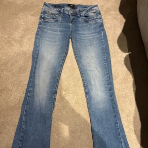 Blå bootcut jeans från LTB - Snygga ljusblå jeans från LTB i modellen Valerie. Storlek 25/30