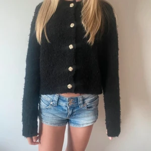 Stickad mysig kofta - Svart kofta från primark, lite nopprig men ser likadan ut som när den köptes. storlek xs 