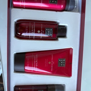 Rituals Ayurveda presentset röd - Innehåller duscholja, kroppskräm, parfym och duschskum❤️