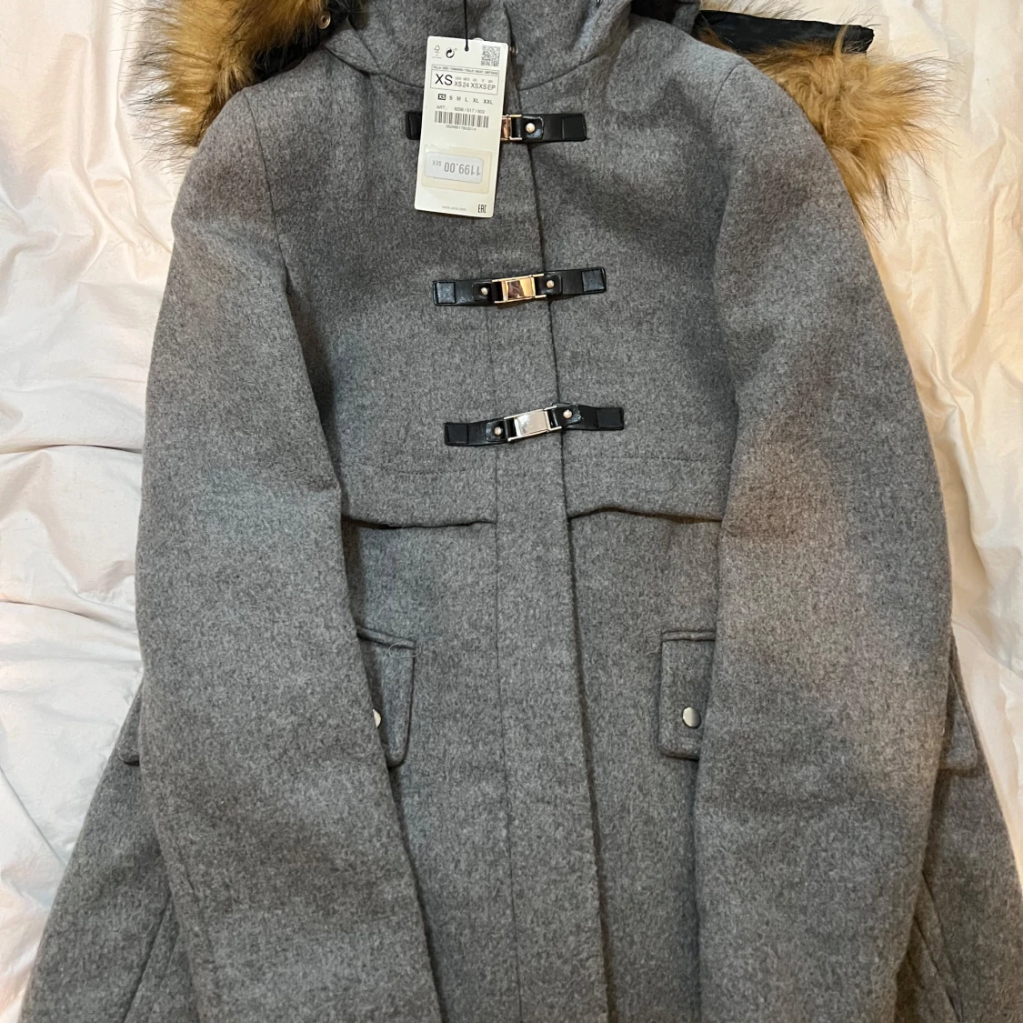 Grå kappa med fuskpäls och spännen med huva  - 1