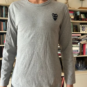 Comme des garcons Tröja - Priset går att diskuteras! Snygg långärmad tröja i väldigt bra skick. Tröjan är i storlek S. Tröjan har en väldigt fin passform och passar perfekt till nästan alla byxor. Nypris ca 1200 kr.