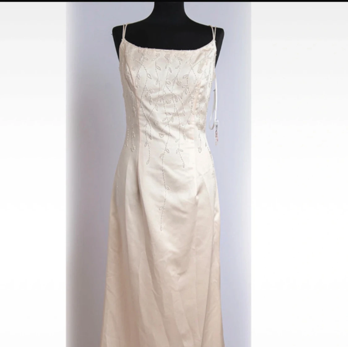 Champagnefärgad långklänning med snörning - 1