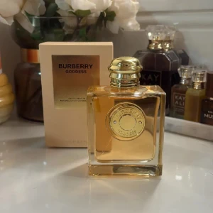 Burberry Goddess Eau de Parfum 100ml - 100ml, knappt använd se bild.💖 säljs då doften tyvärr inte var någonting för mig. Köpt för 1500kr på vinted