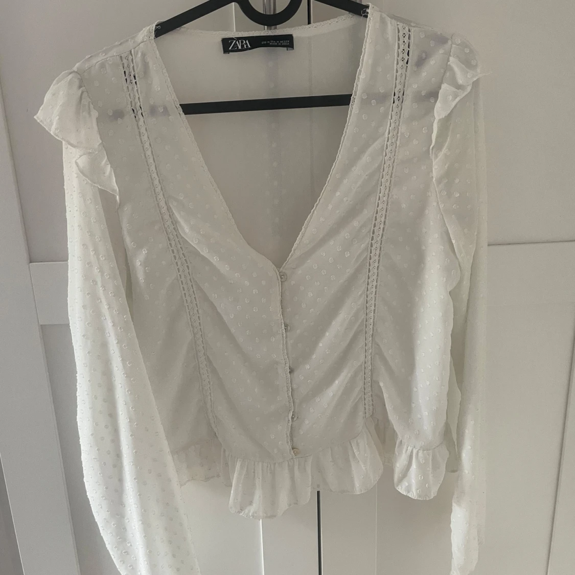 Vit prickig blus med volang från Zara