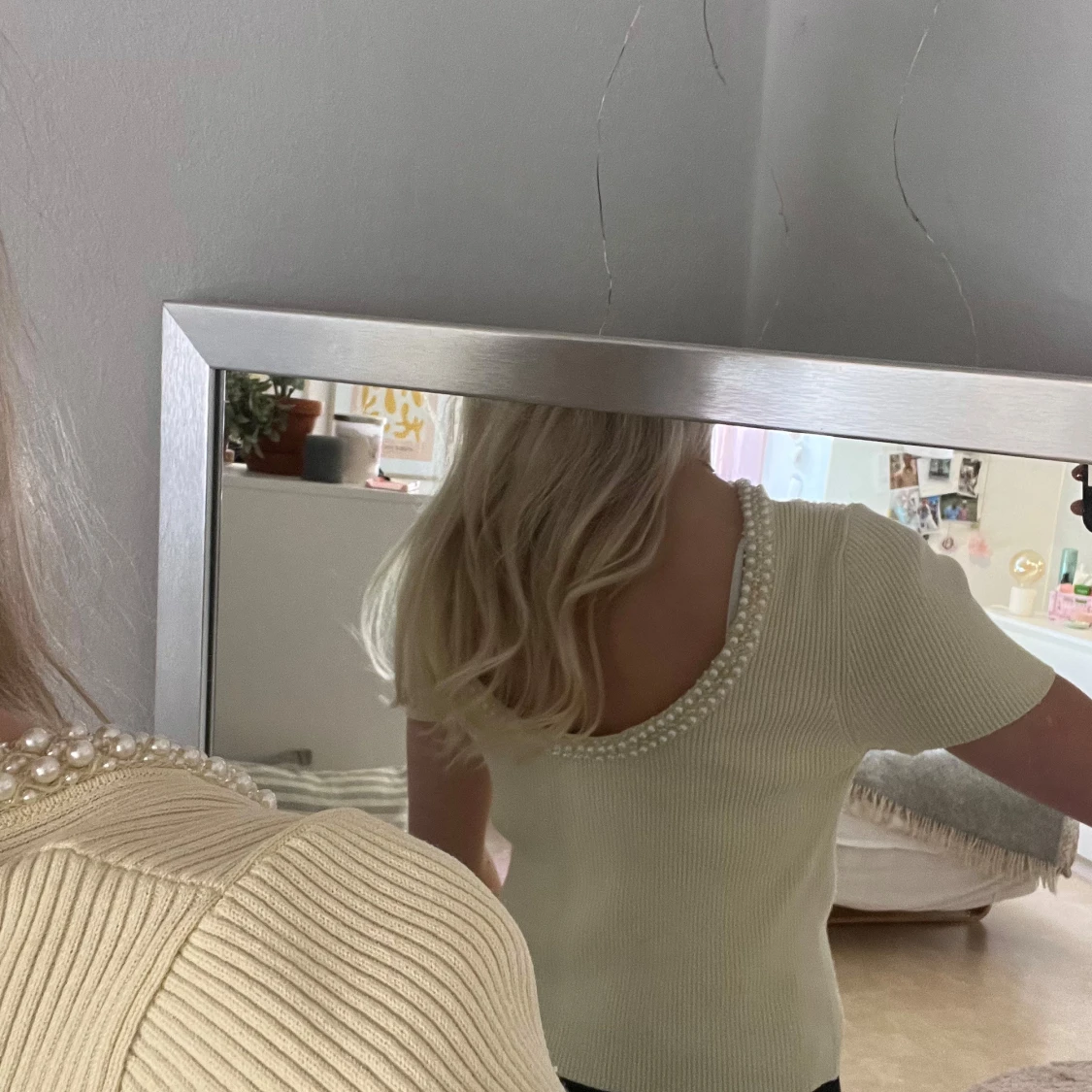 Ljusgul topp med pärlor & öppen rygg - 1