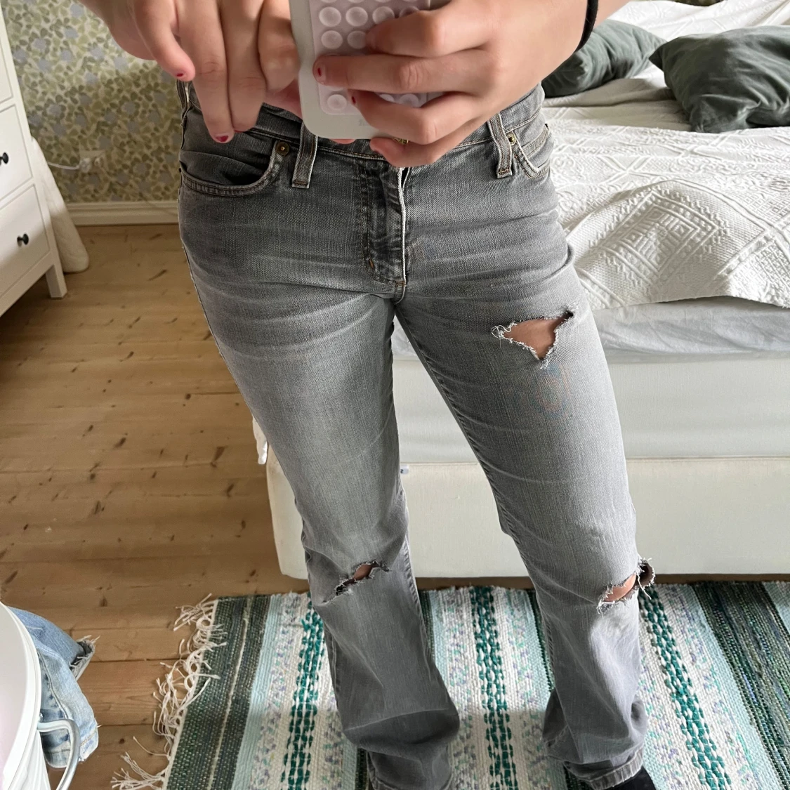 Gråa bootcut  jeans med slitningar - 2