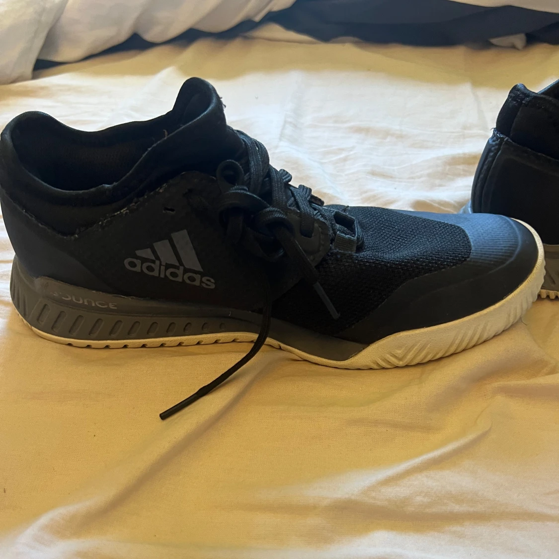 Svarta Adidas sneakers med vita ränder - 2