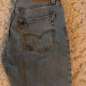 Levi's 501 ljusblå jeans 94 baggy. Använt en gång. - Säljer ett par klassiska Levi's 501 jeans i ljusblå tvätt i storlek 26