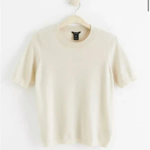 Beige kortärmad stickad storlek S - Säljer nu denna snygga beiga kortärmade stickad t-shirt i storlek S från Lindex. Är slutsåld nästan överallt, nypris 300kr. Hör av er för egna bilder eller andra frågor💓