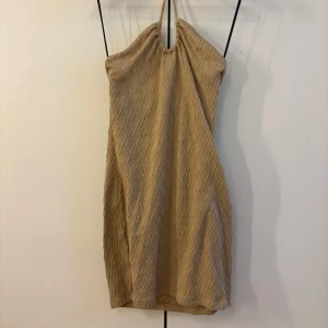 Beige  kortklänning med mönster -  beige kortklänning med snyggt stickat mönster 