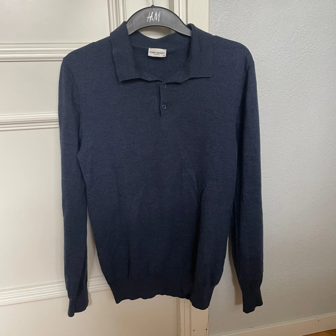 Mörkblå stickad pikétröja John Henric