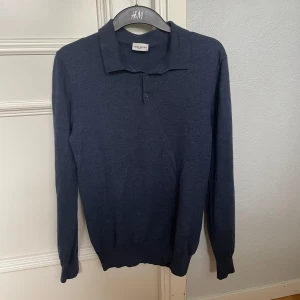 Mörkblå stickad pikétröja John Henric - Pikétröja från John Henric i 100% merinoull. Skick:9/10, väldigt fint skick. Storlek: M, är lite kort i storleken så passar dig som är 185 och under. Kontakta oss för fler bilder eller info!🙌