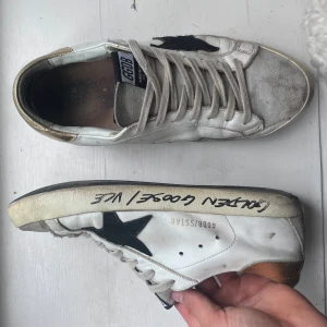 Guldiga Golden goose superstar  - Säljer ett par guldiga golden goose superstar! Hur snygga som helst och bekväma eftersom att dem är en bredare sko. Jag lämnade precis in dem på lagning för att fixa hälen som var sprucken! Även fixade jag en uppfräschning på dem. Så nu är dem i allra bästa skick! Hör av e vid funderingar