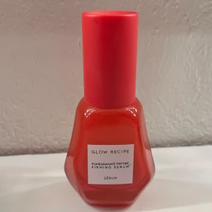 Glow Recipe Pomegranate Peptide Serum - Glow Recipe Pomegranate Peptide Firming Serum i en snygg röd glasflaska med rosa lock. Säljer då jag rensar ut saker jag inte använder. Använt 2-3 gånger. Kan tänka mig gå ner i pris