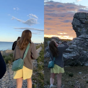 Grå stickad tröja med knytärmar från NA-KD - Så snygg o mysig grå stickad tröja från NA-KD i strl xs, skulle dock säga att den passar s. Ärmarna har snygga knytband vid mudden som ger en cool detalj. Endast använd få gånger så i nyskick😍