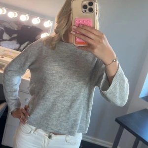 Ljusgrå sticksd tröja  - Mysig ljusgrå stickad tröja med rund hals och långärmad modell, jag är lite längre så för mig är den lite kort k ärmarna. Tröjan har en loose fit och är perfekt för dig som vill ha på dig något bekvämt i skolan, eller bara ta över ett linne. Endast använt typ 2 gånger