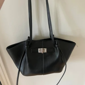 Svart axelväska  - Superbra skick 