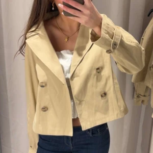 Hm kappa - Söt kappa från hm!! Fint skick och perfekt nu inför våren och hösten! ❤️