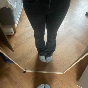 Svarta bootcut jeans - Säljer dessa svin snygga bootcut jeans från Zara. Storlek 34/xs. Jätte fina. Men har två små hål vid insida lår (lätt att sy)💕💕 