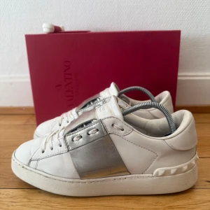 Valentino open sneakers - Säljer nu dessa fina valentino skor | Fint skick | Storlek 37,5 | Kommer med box, extra nya snören,valentino kort och kvitto | Hör gärna av er vid frågor eller funderingar 