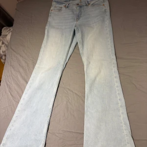 Low waist jeans - Snygga low waist ljusblå bootcut jeans från Kappahl. Storlek 38. Använda 2 gånger. Passar bra i längden till mig som är 168 cm lång!