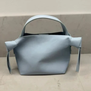 Ljusblå väska  - Jätte fin ljusblå handväska. Skriv för mer bilder osv 