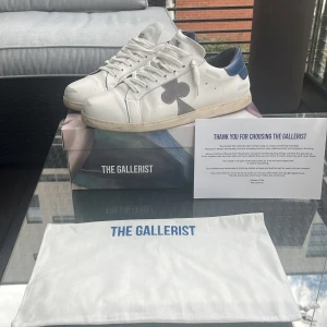 The Gallerist  - Säljer mina 2 gånger använda Gallerist skor i storlek 44 men passar också 45. Hade i mistag köpt fel storlek och fick inte returnerat. Jag har online kvitto på dom och allt som kom med får man på köpet. 