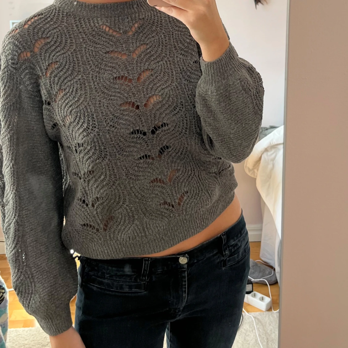 Grå stickad tröja med hålmönster