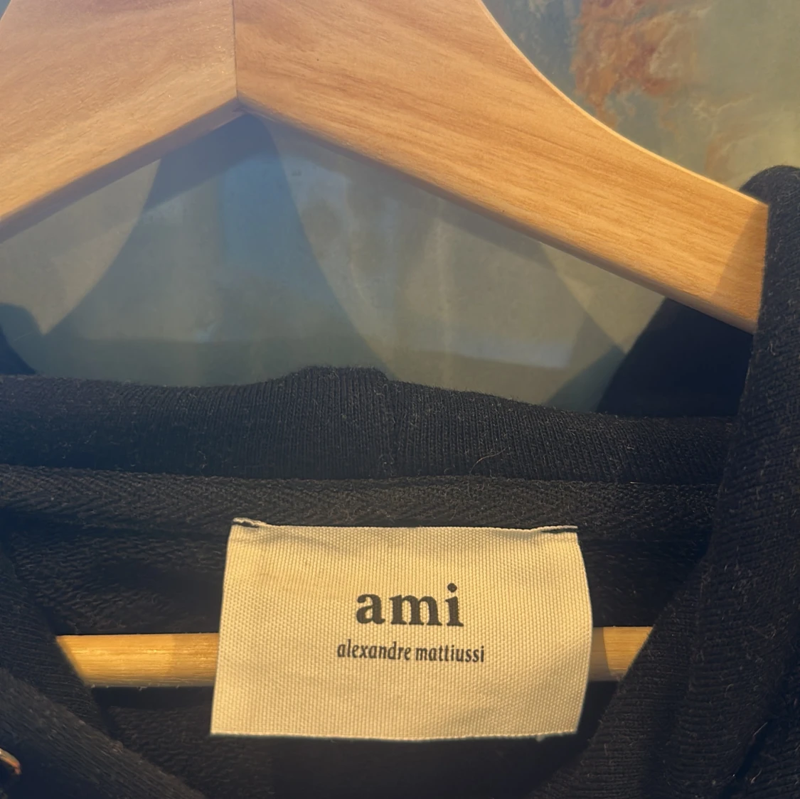 Svart hoodie från Ami Paris med röd logga - 3