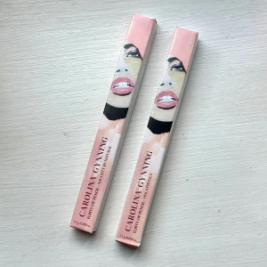 Carolina Gynning läppennor - Två läppennor från Carolina Gynning beauty, självklart oanvända. Färgerna är Hola Pistola och Naughty by Natural. Nypris är 129kr/st på Lyko, säljer båda för 130kr