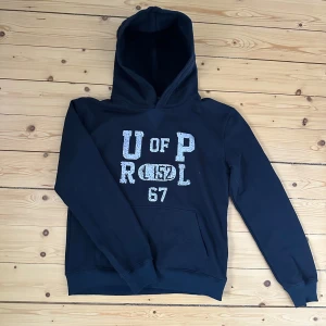 Ralph Lauren Hoodie - Säljer nu denna sjukt feta Ralph Lauren Hoodie i en mycket populär färg | skick 10/10 ⚠️enbart testad inomhus⚠️ | storleken är L men sitter mer som en M | 