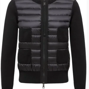 Moncler Cardigan  - Säljer denna moncler cardigan i toppen skick, den är i storlek s och är precis som ny! Säljer för jag inte haft användning av den, köpte för 1 år sedan! Nypris är runt 9800 men säljer för 6000 kr asså drygt 4000kr billigare!! Kan nog sänka priset lite om någon e intresserad.❤️❤️ Dm om ni har frågor 