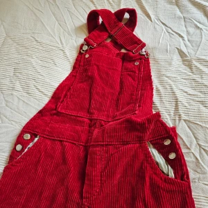 Röda manchester-hängselbyxor - Snygga röda hängselbyxor i manchester. Väldigt mjukt tyg, superskön artsy retrovibe. Köpta på plick, tror de är hemmasydda från början, i bra kvalitet. 