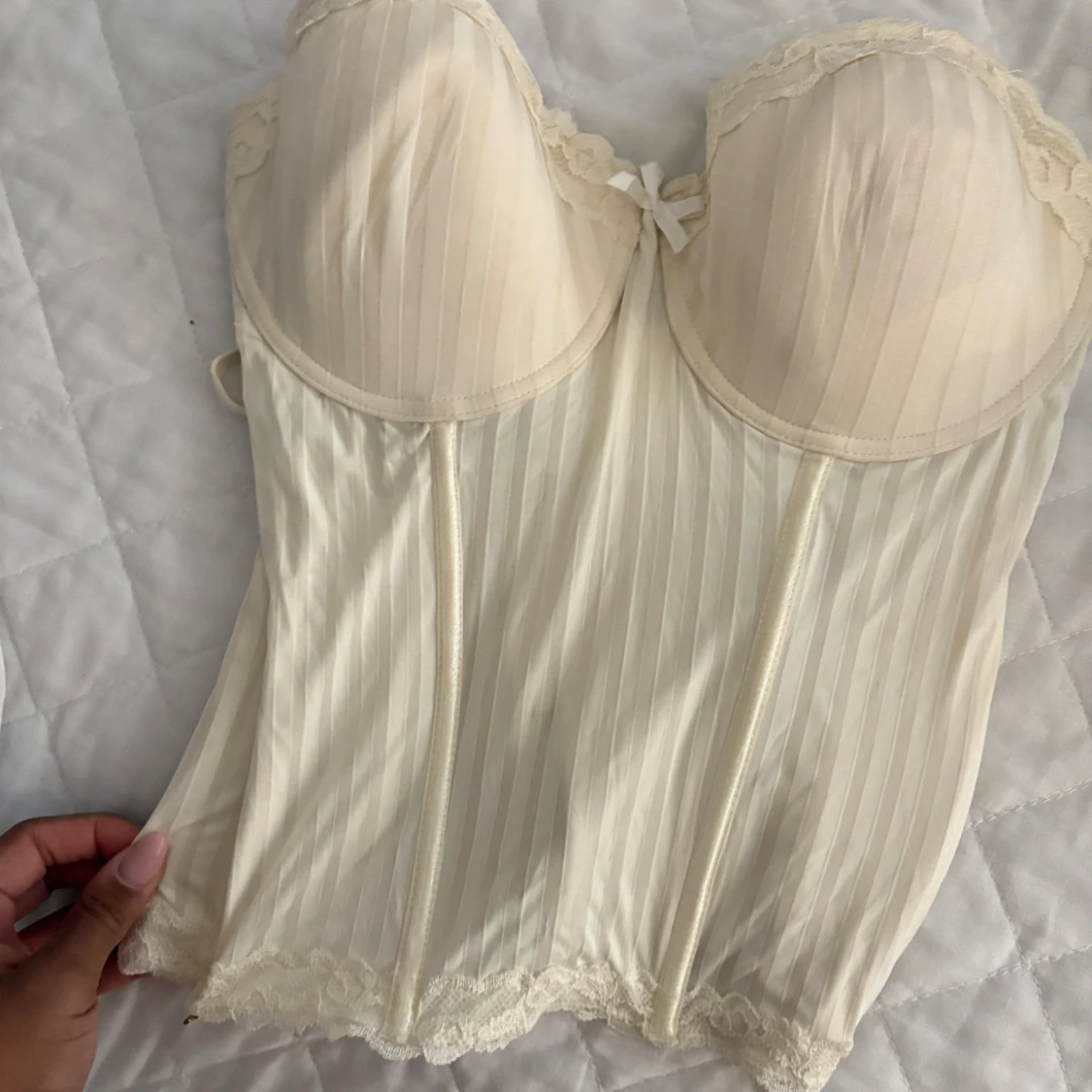 Vit randig korsett med spetsdetaljer - 2