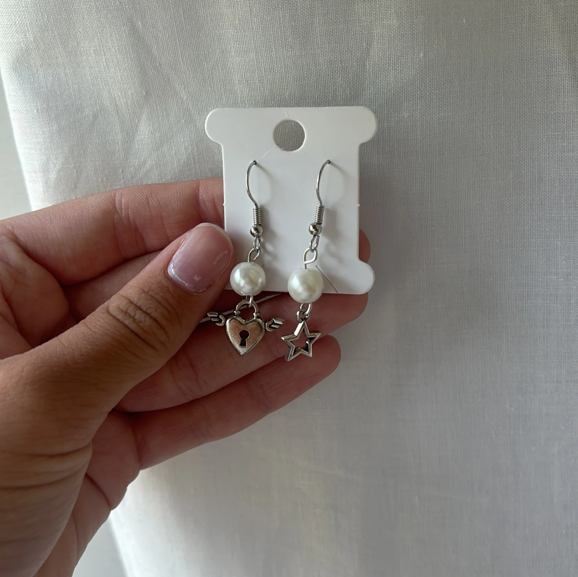 Pärlörhängen med silverberlocker - 3