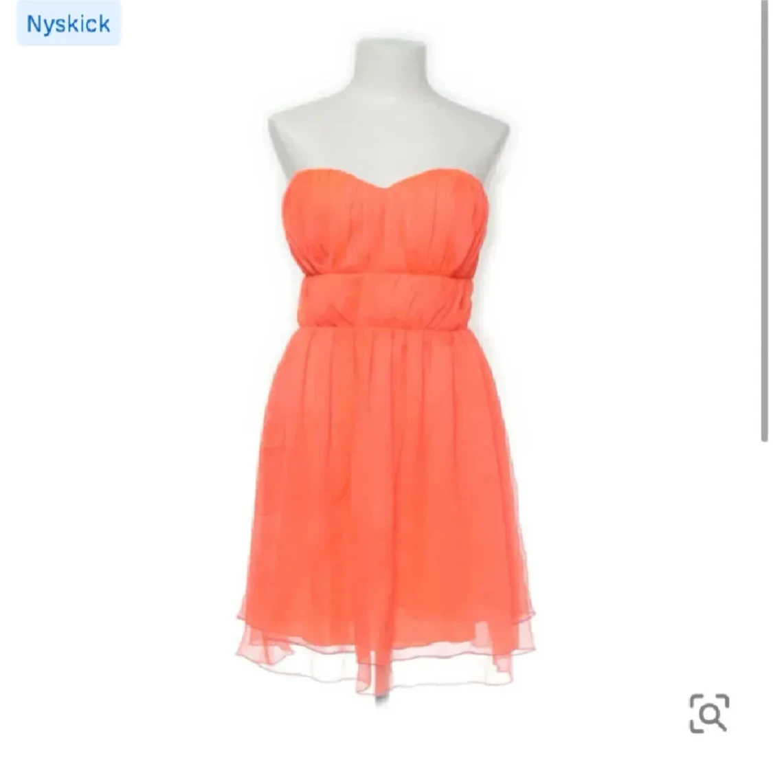 Axelbandslös orange kortklänning