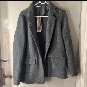 Grå kappa - En super fin kappa, klassisk och perfekt nu till höst/vinter! Helt oanvänd med prislapp kvar