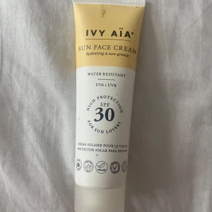 IVY AIA Sun Face Cream SPF 30 - Solkräm för ansiktet SPF 30 från IVY AIA.  innehåller cirka 30-40 ml  