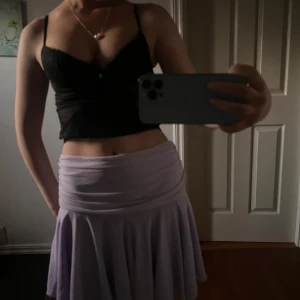 Ljuslila omlottkortkjol i bomull - Supersöt ljuslila kortkjol med omlott-look och mjukt, flowigt tyg. Kjolen har en bred linning som sitter snyggt i midjan och ger en skön passform. Perfekt för dig som gillar en feminin och chill stil. Passar till linne, crop top eller hoodie.