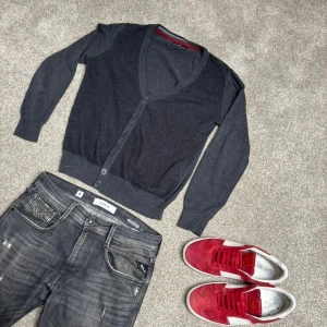 Mörkgrå kofta från Selected Homme - Säljer en stilren mörkgrå kofta från Selected Homme.  Storlek M men passar även S. Köp för endast 399. 