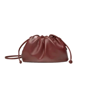 Vinröd clutch väska - Säljer nu denna jättesöta trendiga clutch väskan!! Endast använd en gång så i jättebra skick💓💓💓Köpte för 500kr! Minsta storlek ❣️❣️