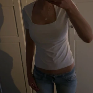 Vit topp - Vit topp med fyrkantig urringning, knappt använd😊