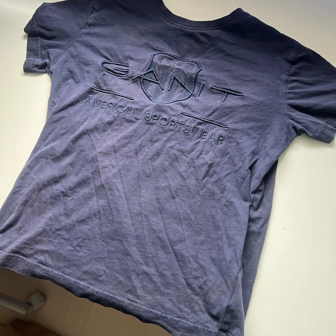 Mörkblå t-shirt från GANT med broderad logga